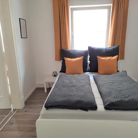 Im Zentrum Mit Balkon Und Parkplatz