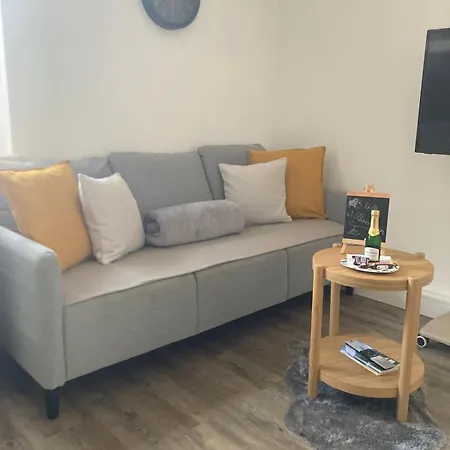 Im Zentrum Mit Balkon Und Parkplatz