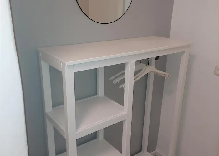 Im Zentrum Mit Balkon Und Parkplatz *