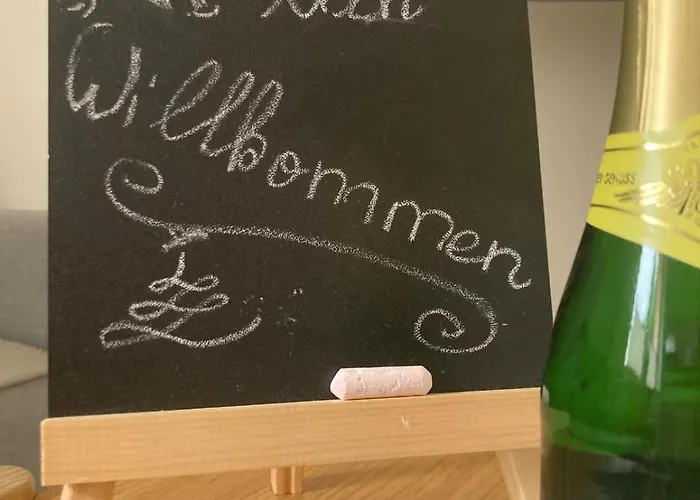 Im Zentrum Mit Balkon Und Parkplatz