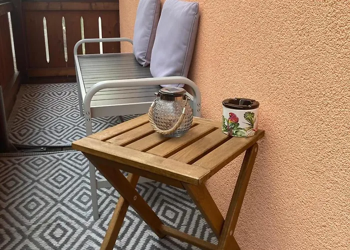 Im Zentrum Mit Balkon Und Parkplatz *