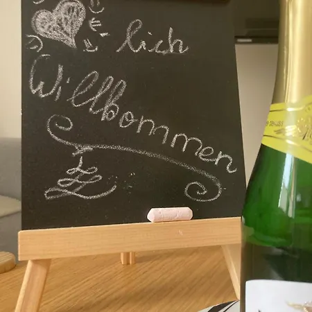 Im Zentrum Mit Balkon Und Parkplatz