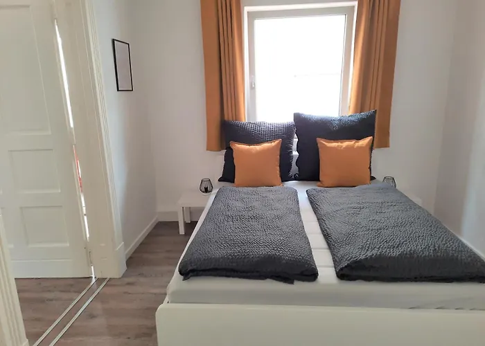 Im Zentrum Mit Balkon Und Parkplatz