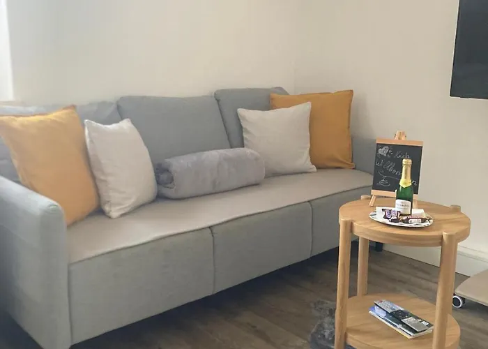 Im Zentrum Mit Balkon Und Parkplatz